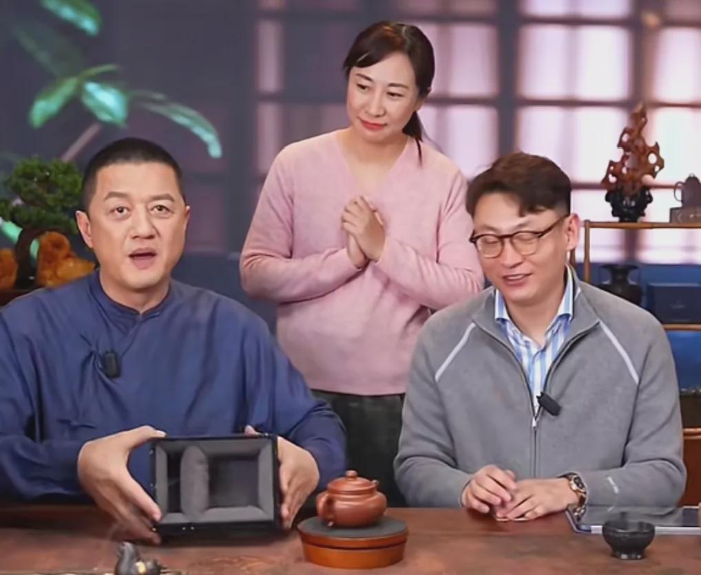 星空体育官方网站-李亚鹏接不住泼天流量,首场直播卖茶叶和紫砂壶,快急死网友了